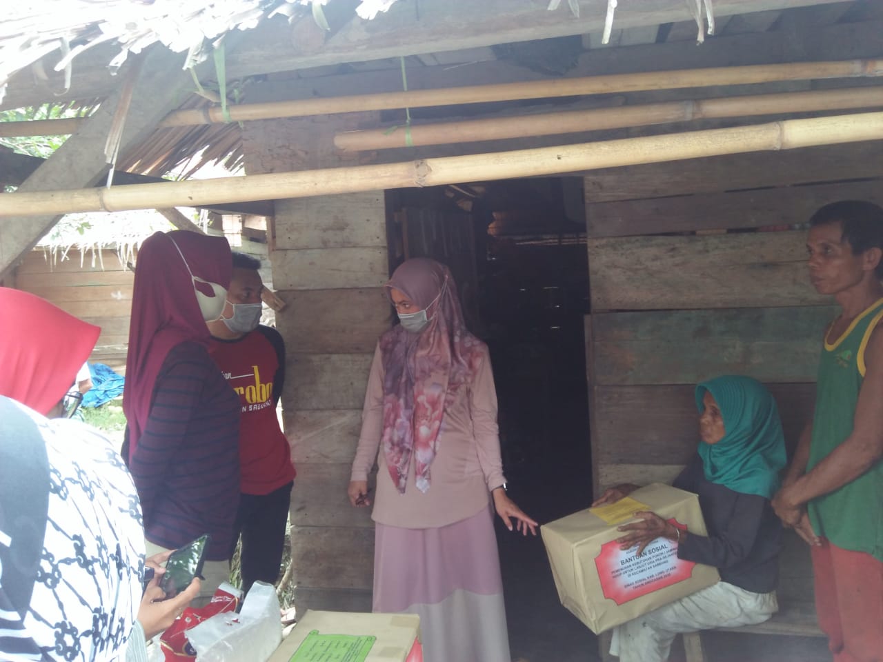 Bupati Luwu Utara menyerahkan bantuan bagi Lanjut Usia Pra-Sejahtera di Kecamatan Sabbang