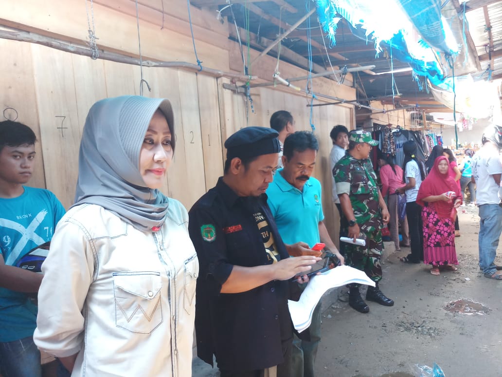 Camat Sabbang Mengukur Lapak Pedagang 