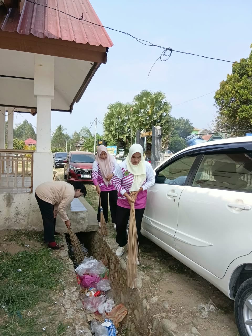 JUMAT BERSIH DI KANTOR CAMAT SABBANG BERGOTONG ROYONG CIPTAKAN LINGKUNGAN YANG NYAMAN