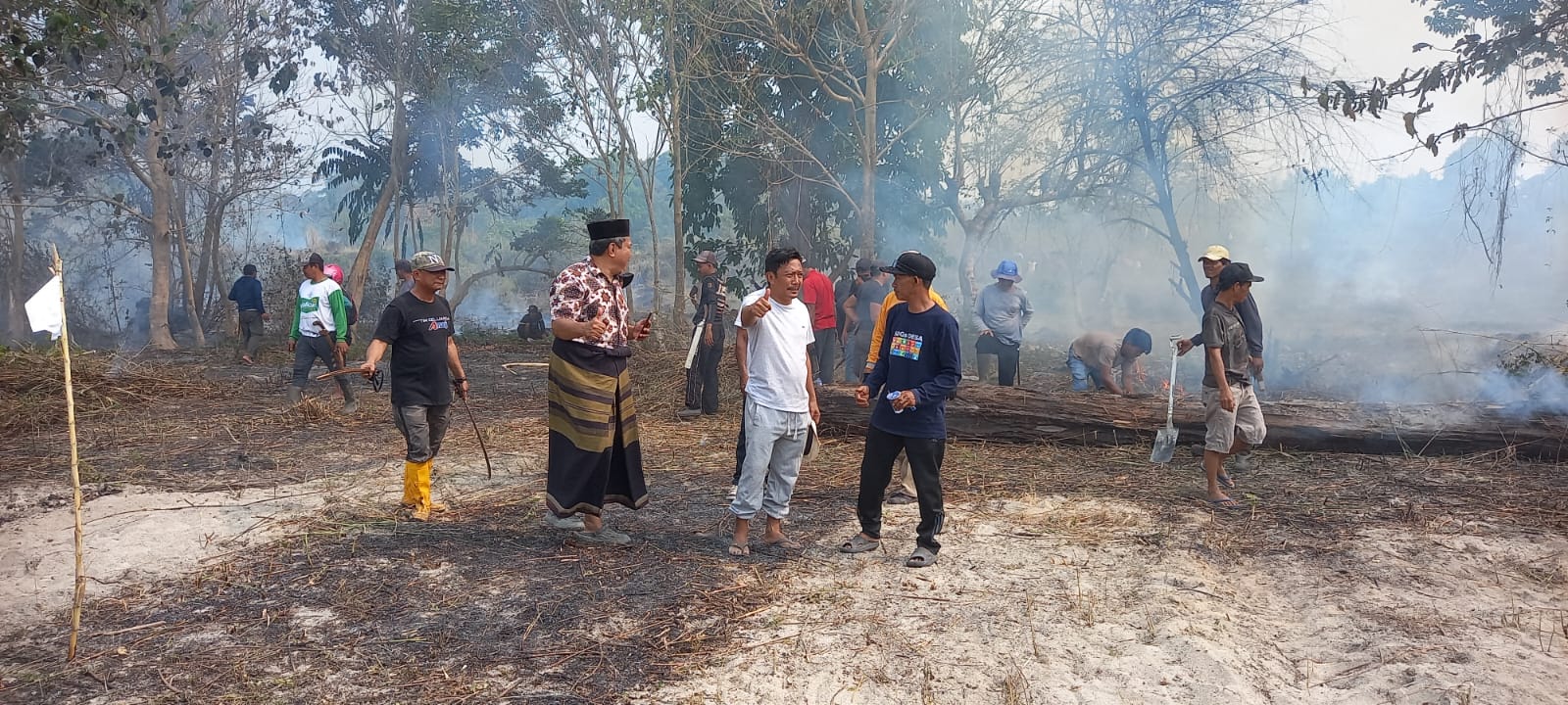 GOTONG ROYONG PEMBERSIHAN LOKASI HUT Ke-81 PMI DI KECAMATAN SABBANG