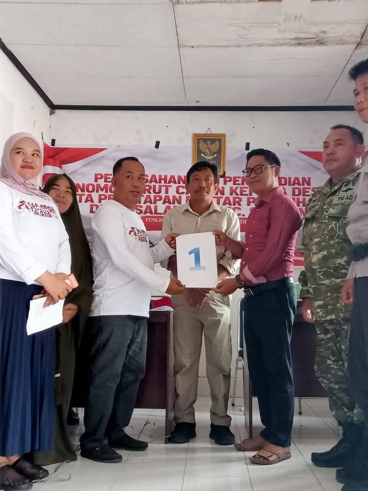 CAMAT SABBANG MENGHADIRI RAPAT PLENO PILKADES DESA SALAMA