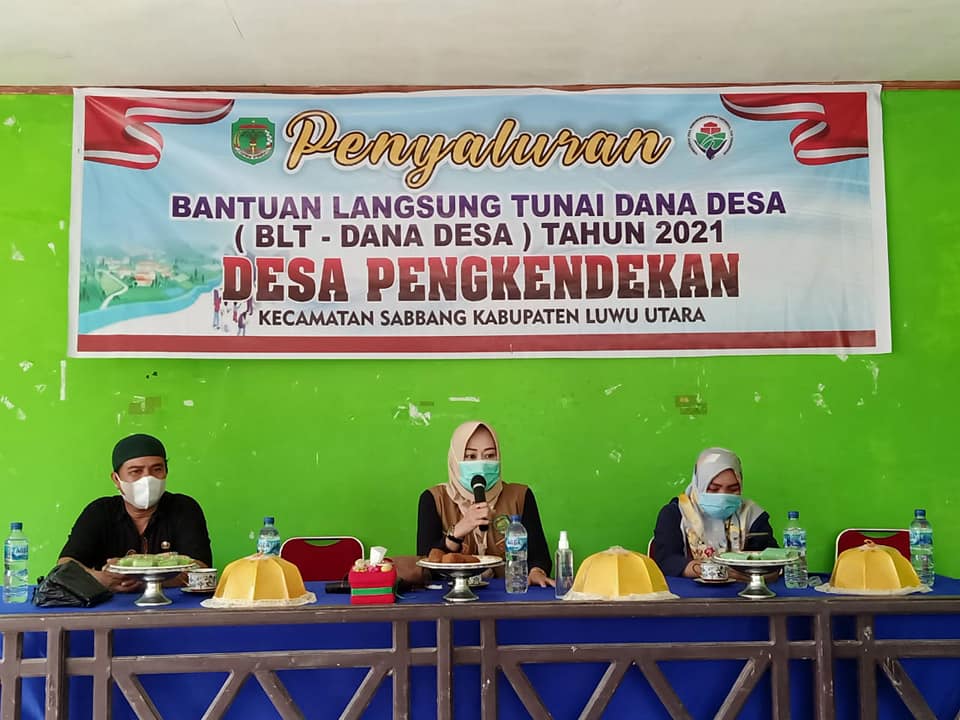 CAMAT SABBANG MENGHADIRI KEGIATAN PENYALURAN BLTDD BULAN MARET 2021 DI DESA PENGKENDEKAN KECAMATAN S